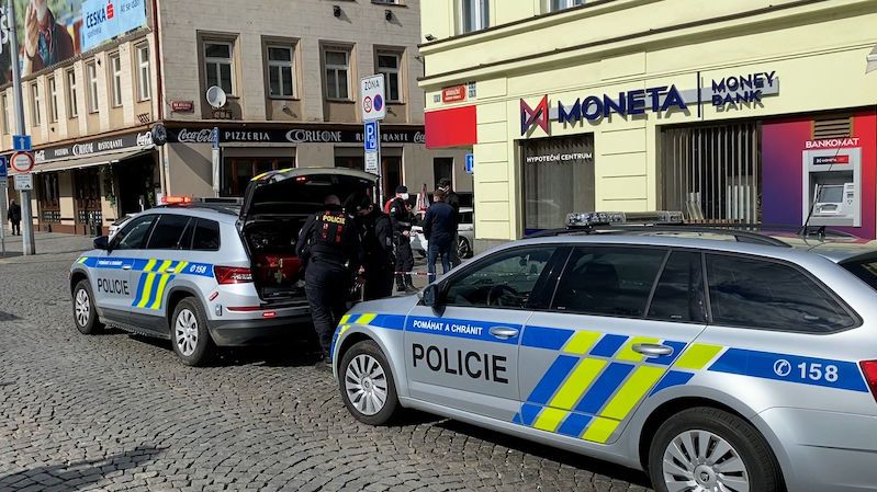 Na pražském Smíchově přepadli banku, policie zveřejnila fotku podezřelého